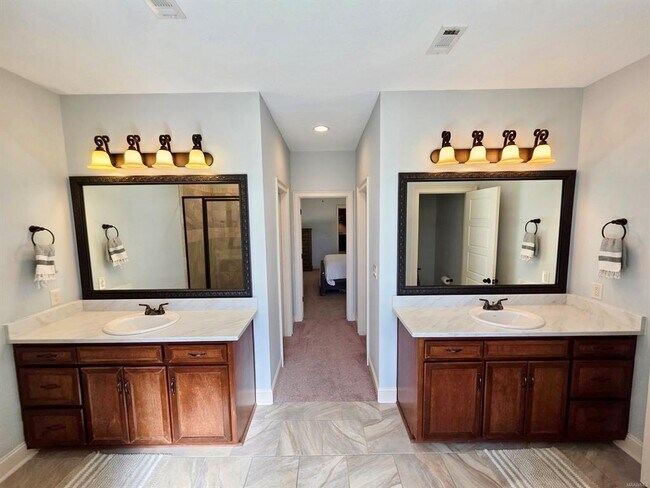 Building Photo - 37 Emerald Dr