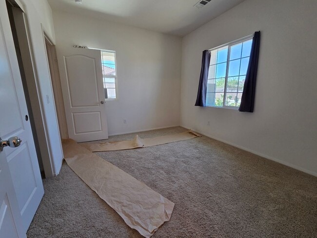 Building Photo - New Listing!