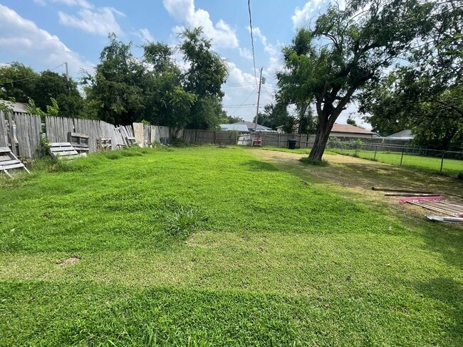 Building Photo - NW- 2 BEDROOM 1 BATH