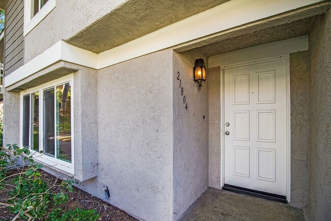 Building Photo - Live by the Lakeside -  Upgraded Spacious TOWNHOME in Lakeside Park