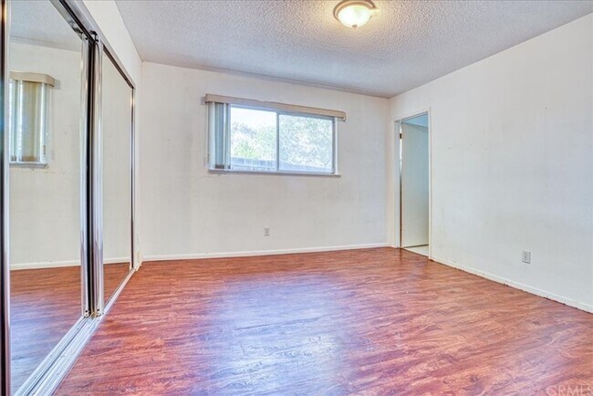 Building Photo - 5 Bedroom 3-bathroom Large single level home!