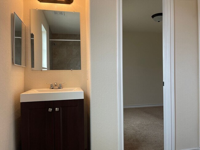 Building Photo - Townhome for rent