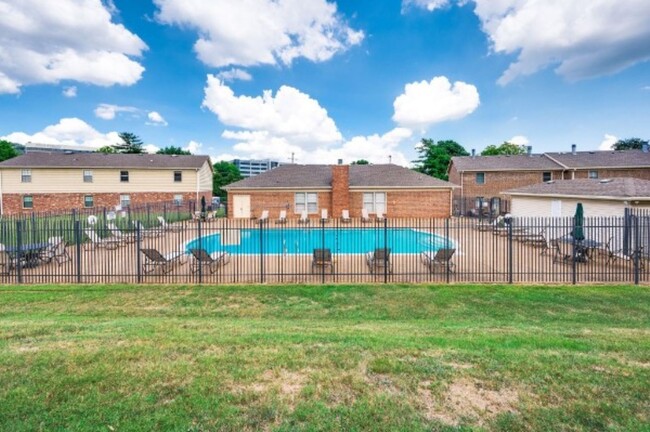 Building Photo - Condo Living Close to everything in Brentwood