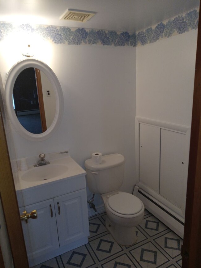 Building Photo - 3BR 1.5 bath twin in LANSDALE!