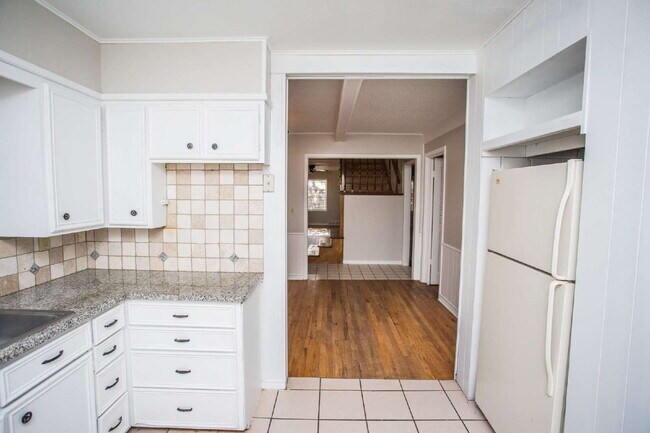Building Photo - "Spacious 5-Bed Oasis with Granite Elegance & Hardwood Charm in Lubbock!"