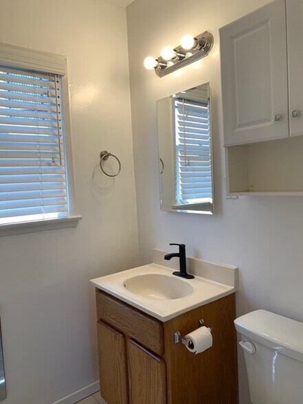 Bathroom - 1517 Pontius Ave