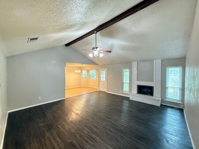 Building Photo - Large lot With Mature Trees and a Spacious...