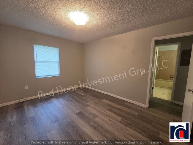 Building Photo - 3831 NE 41st St