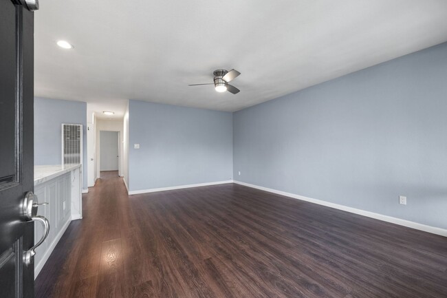 Building Photo - MOVE IN SPECIAL: 1/2-Off First Month's Ren...