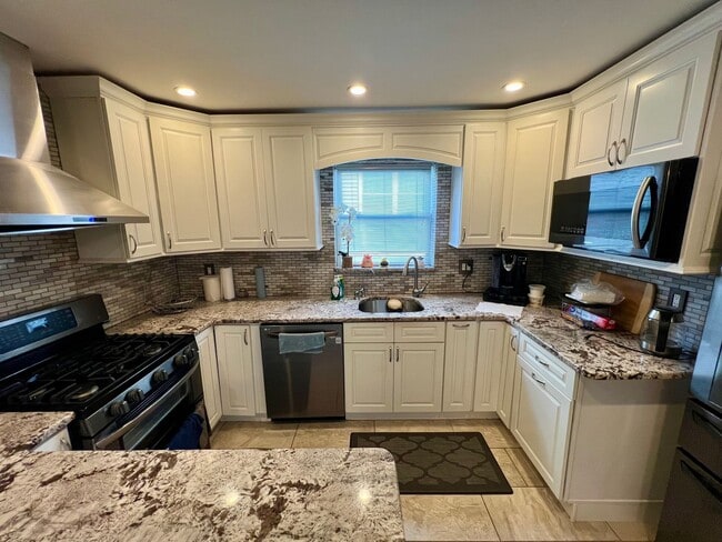 Building Photo - Gorgeous 4-Bedroom Townhome with One-Car Garage! Available NOW!