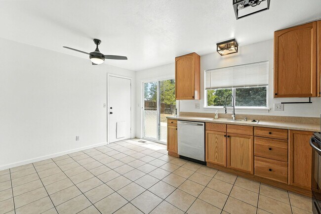 Building Photo - Spacious Tri-Level Home on Corner Lot – Av...