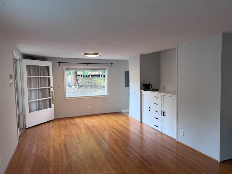 Entry and Dining Area - 4509 SW Taylors Ferry Rd