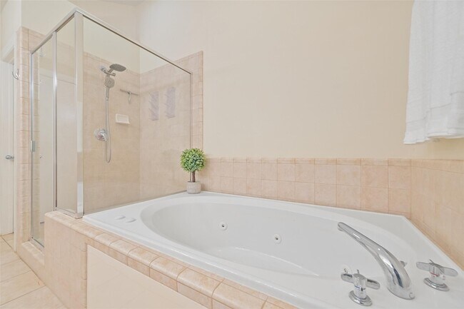 Building Photo - 8715 Meadowcroft Dr