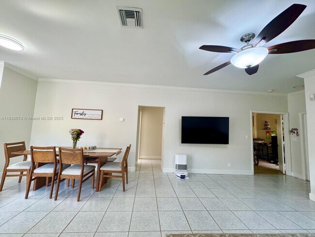 Building Photo - 1413 Avon Ln