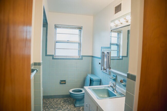 Building Photo - 814 N St Lucas St