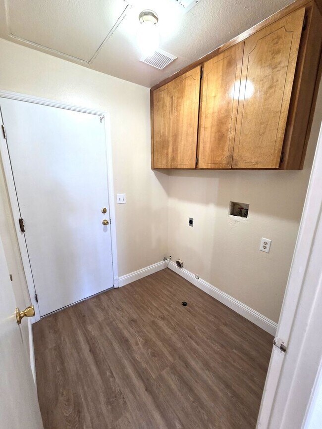 Building Photo - Large 3 Bedroom 2 Bath Home by Westfield School