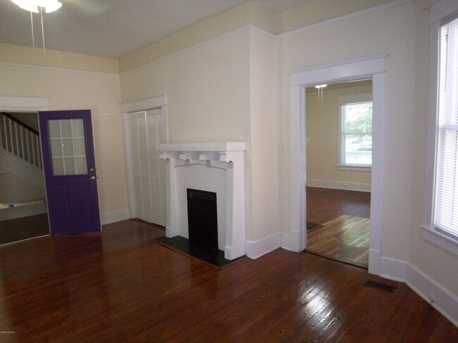 Building Photo - 705 E 5th St