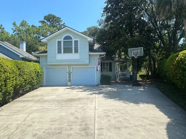 Building Photo - Moss Creek Home with a Gorgeous Water View!