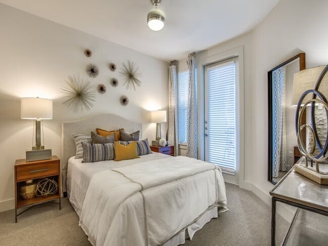 Building Photo - Luxury 1-Bed Home with Designer Finishes!