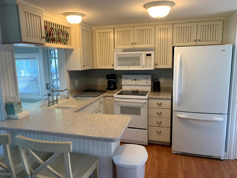 Building Photo - 8 Pine Tree Ave