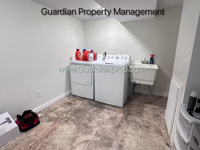 Building Photo - St Louis Park Single Family Home, Large Yard, 1 Car Garage, 3 Season Porch, W/D