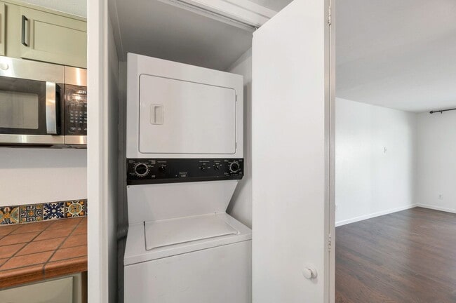 Building Photo - Charming 2 bedroom, 1 bathroom home locate...