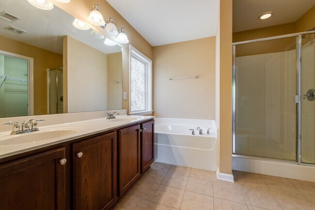 Building Photo - AVAILABLE NOW. 4 Bedroom 3 Bath. Over 3,00...