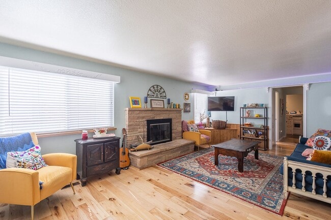 Building Photo - Central Single Family Home