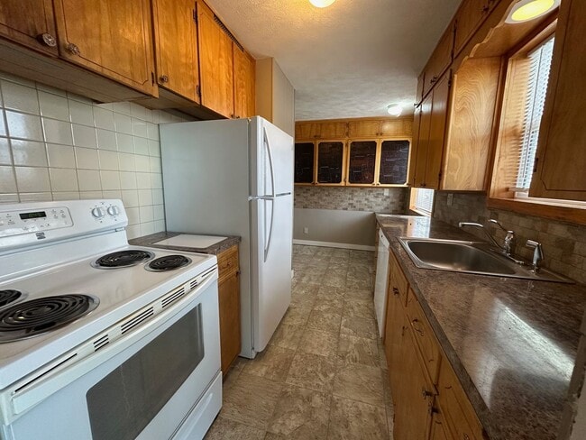 Building Photo - Spacious Northside 4-Bed, 2-Bath Ranch with Hardwood Floors