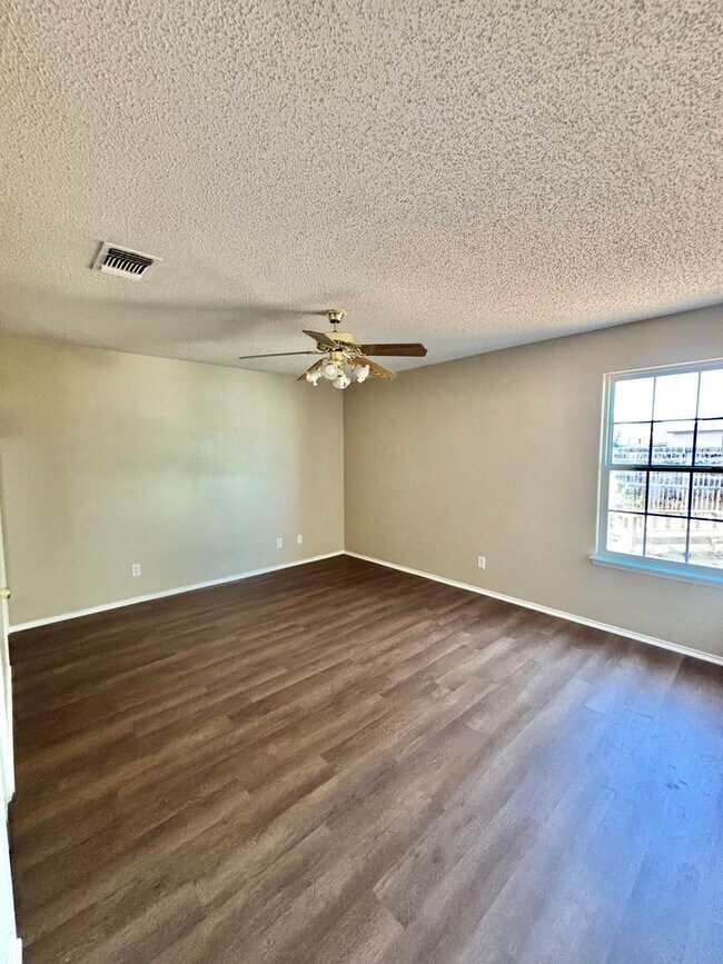 Building Photo - NOW AVAILABLE - 3 Bedroom Home in the PaulAnn Neighborhood!