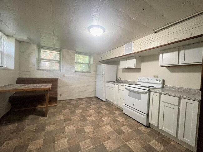 Building Photo - 831 E College St