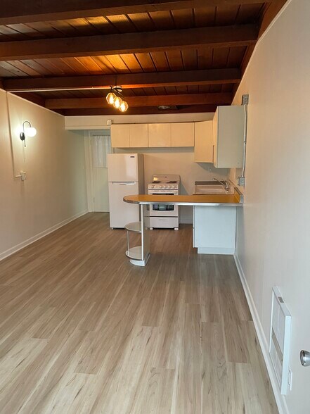 Building Photo - 1110 NW Harrison Blvd