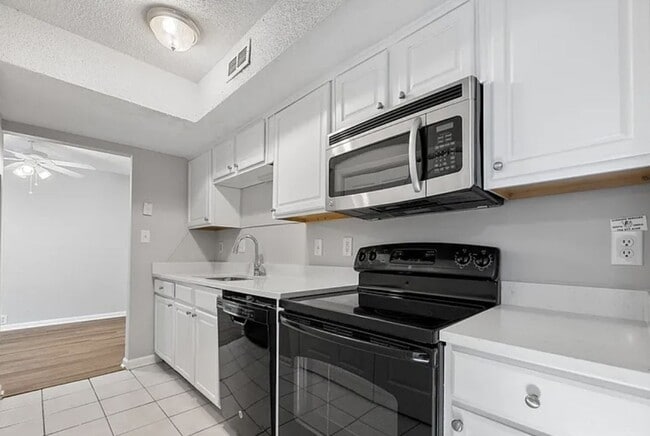 Building Photo - Welcome to this charming 2-bedroom, 1.5-ba...