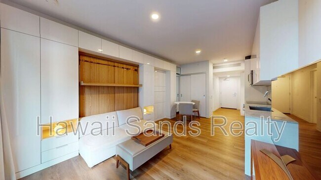 Building Photo - 987 Queen St