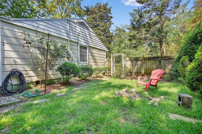 Building Photo - Fully Furnished Home with an Incredible Mi...