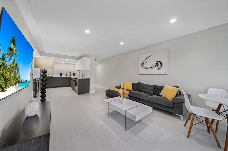 Building Photo - 1717 N Bayshore Dr