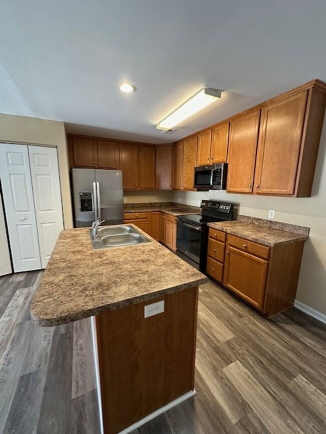 Building Photo - 3 Bedroom 2 Bathroom Duplex