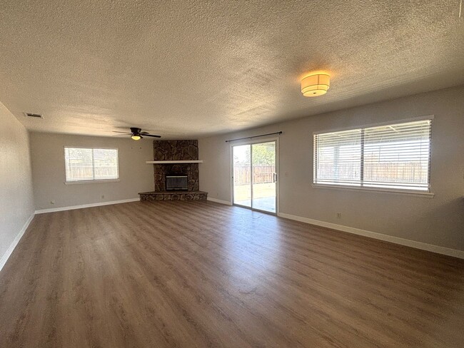 Building Photo - Beautiful House Available Now!!!