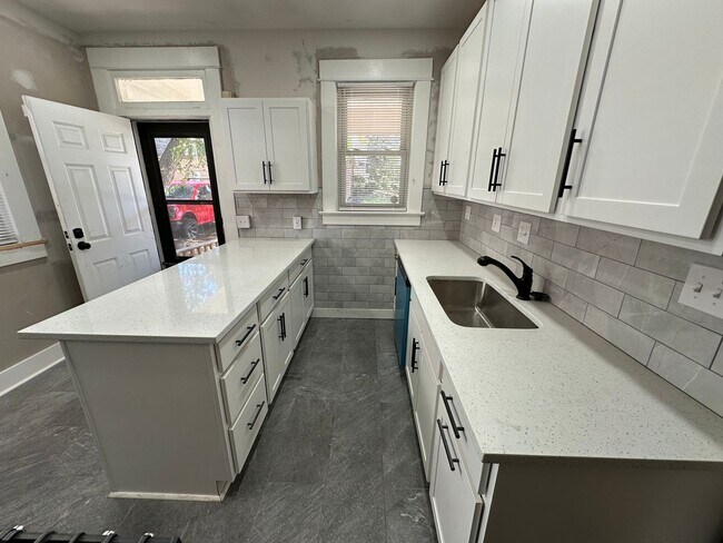 Building Photo - Summit St 1932-1934 WPR