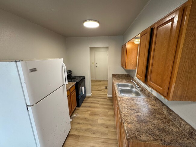 Building Photo - $995 - 3 bed 1 bath - Single Family Home