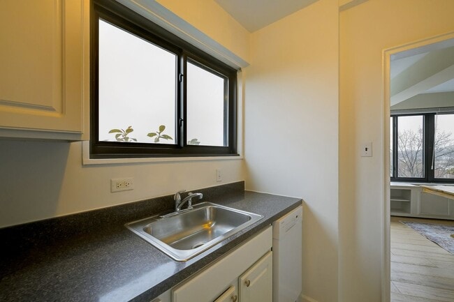 Building Photo - Great 1BR in Cathedral Heights! Fully furnished!