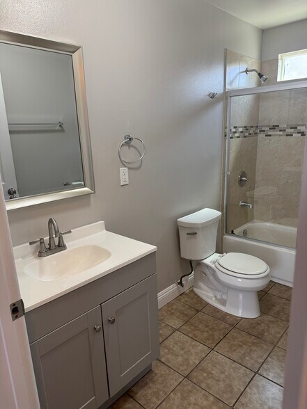 Building Photo - 430 1/2 W 59th Pl