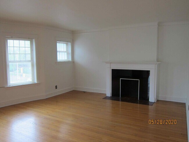 Building Photo - Available October 2025- Gorgeous, Sunny 1 ...