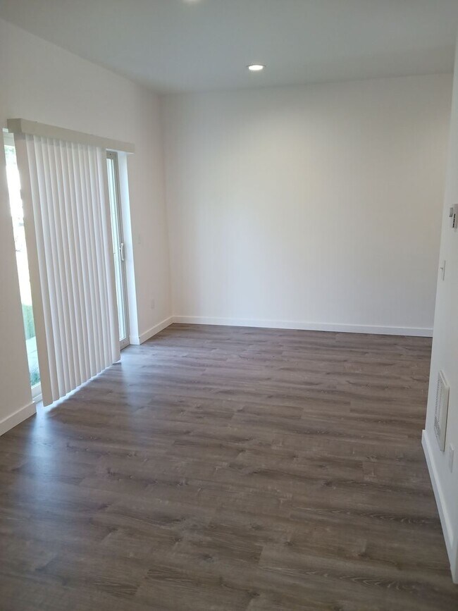 Building Photo - Ferndale - 3 bedroom, 3 bath Townhome