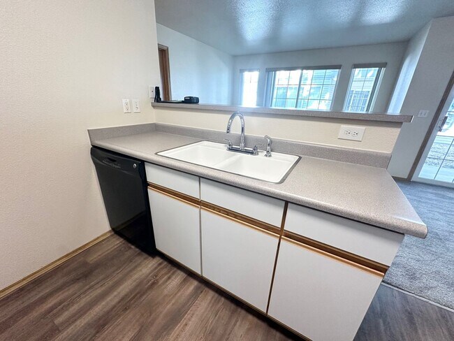 Building Photo - Bright & Stylish Upstairs Apartment!