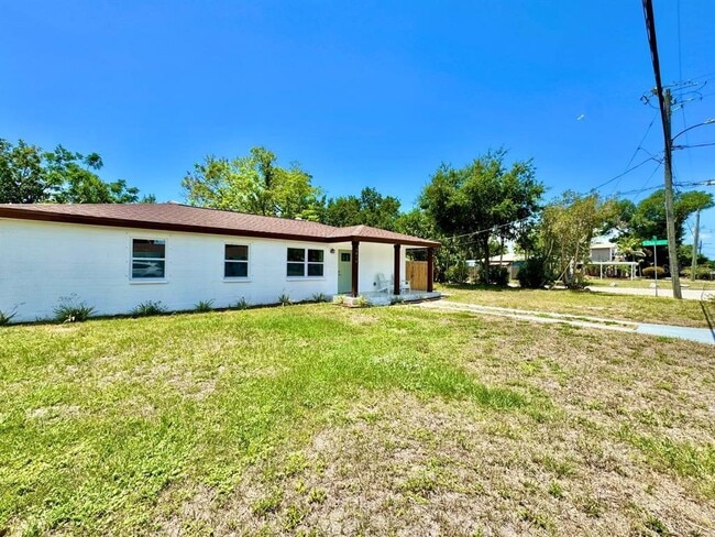 Building Photo - 3814 W Tyson Ave
