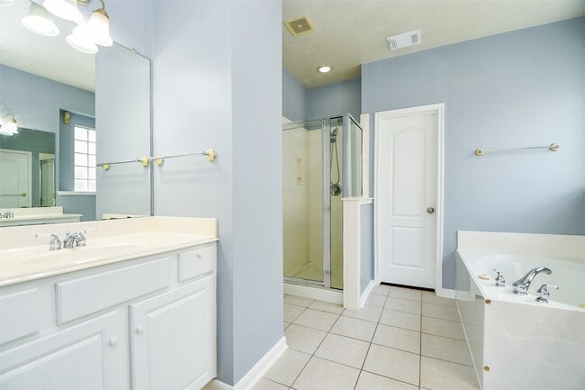 Building Photo - 12823 Dadebrook Ct
