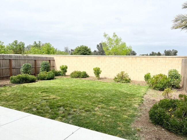 Building Photo - 3/2.5 In North Clovis Near Buchanan High School