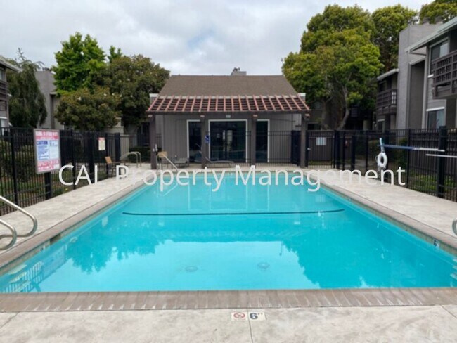 Building Photo - 2 bedroom 2 bathroom condo on North Salina...