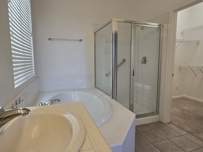 Building Photo - Beautiful single story home with over 1600...